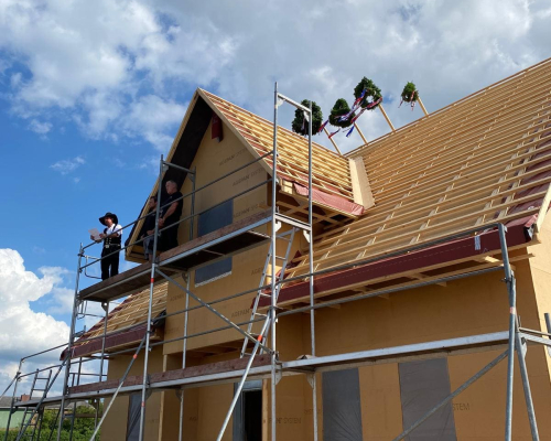 Hausbau Arbeiten am Dach