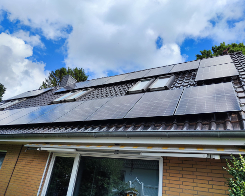Eigenheimmdach mit Solarpaneelen
